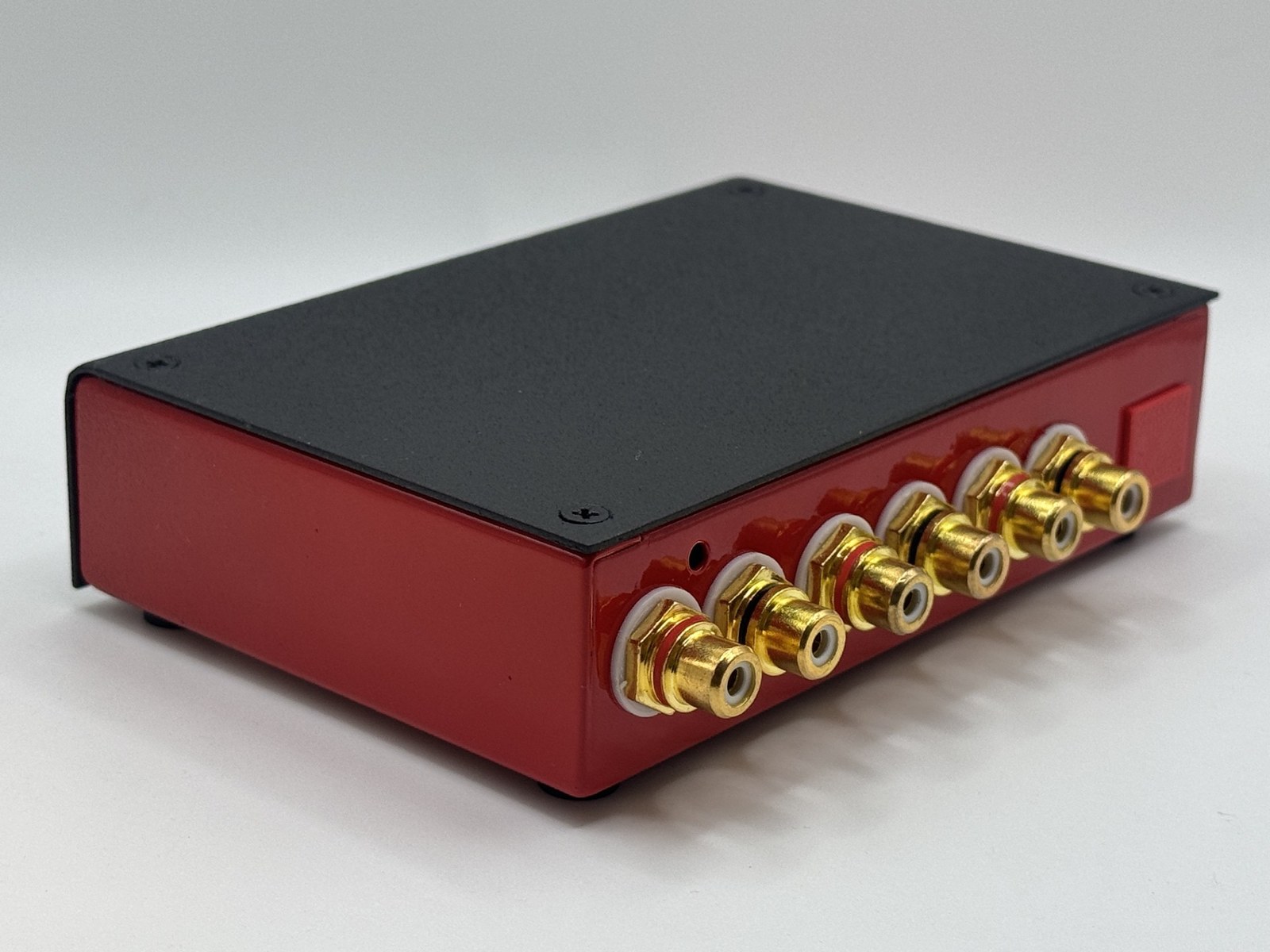 Rear panel with six RCA jacks